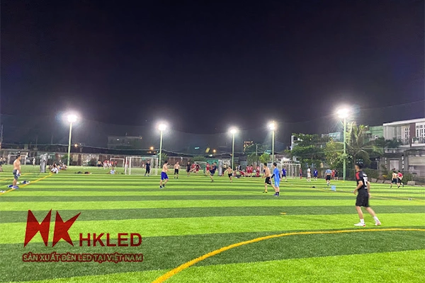 Đèn năng lượng mặt trời lắp sân bóng đá 7 người dùng công suất bao nhiêu là phù hợp?